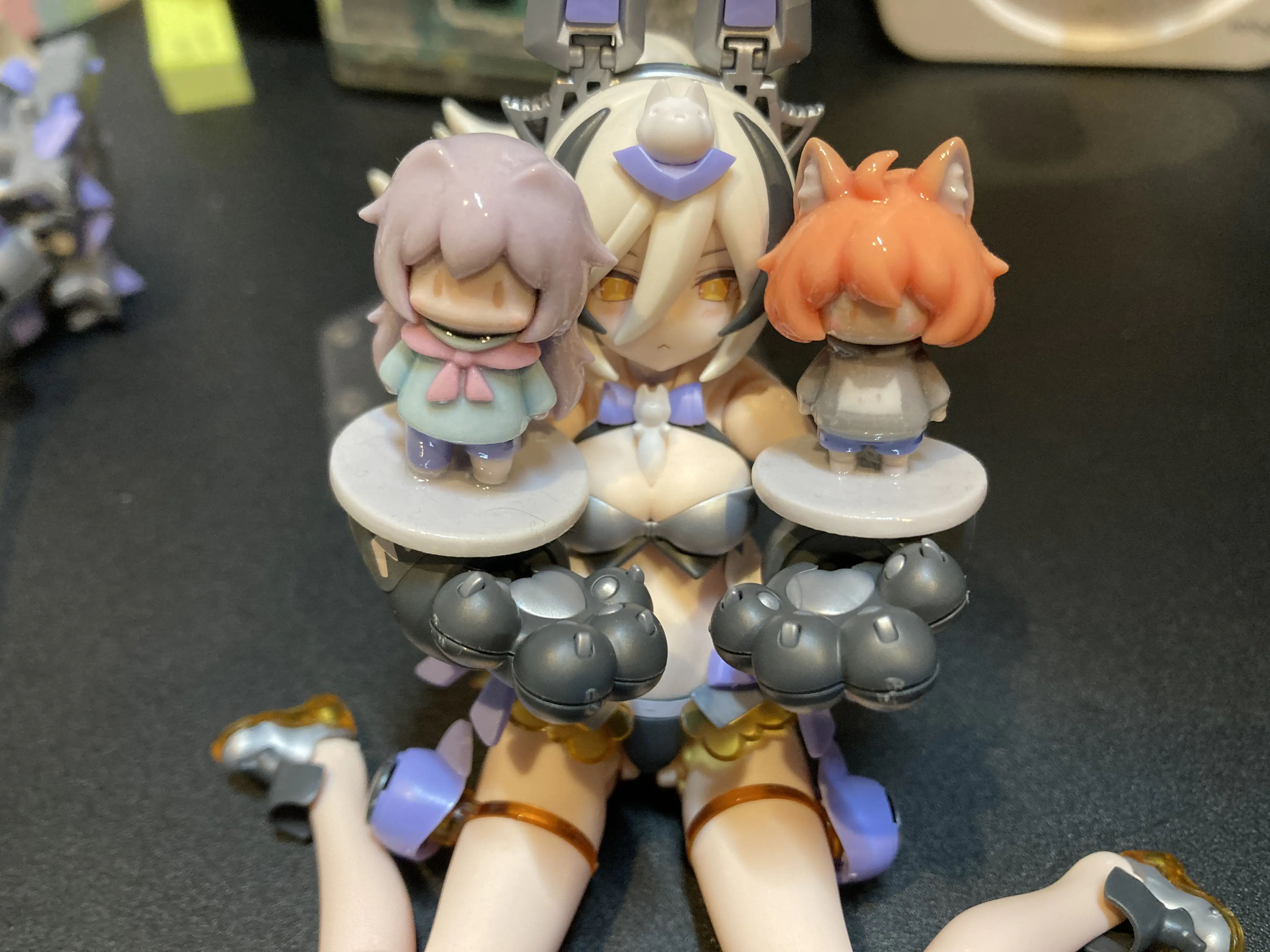 前に作ったカラー印刷したかもしかとモカのちびフィギュアを持つ